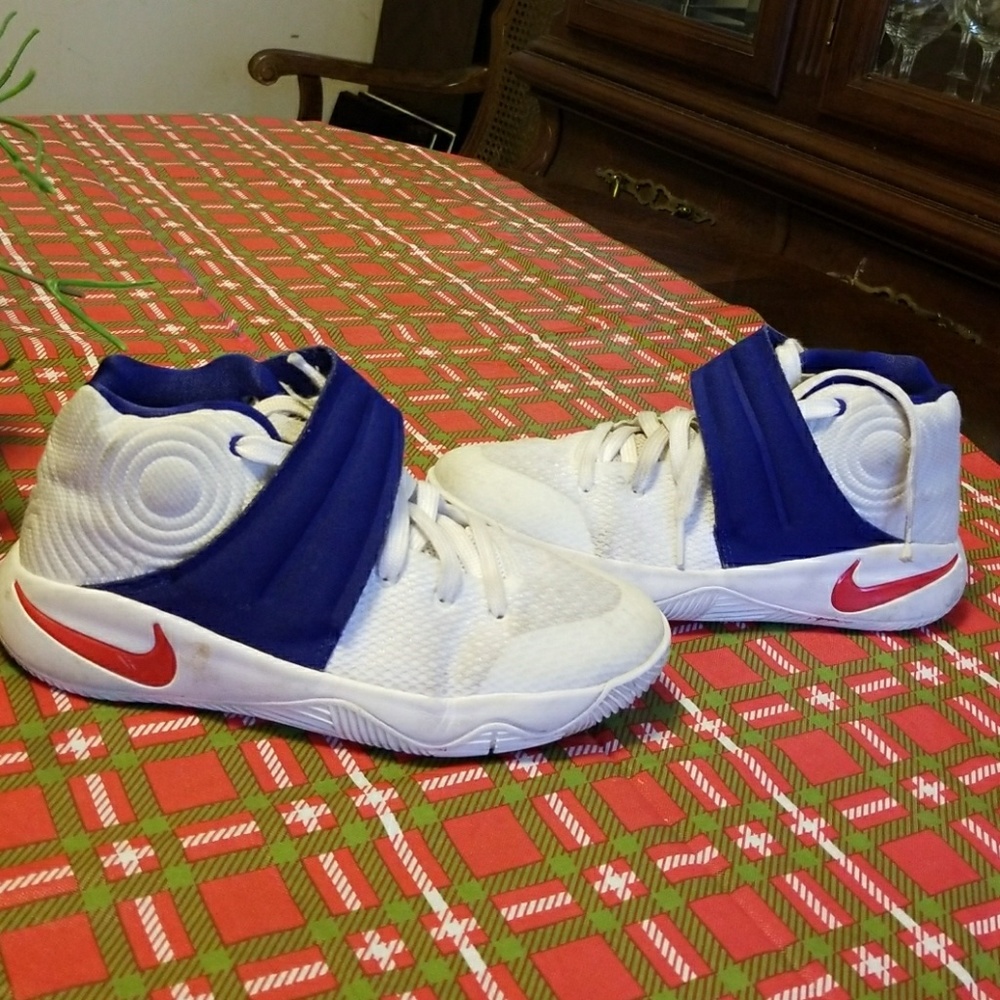 Kyrie irving tennis shoes